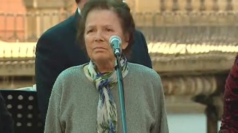 Jiřina Švorcová recituje na oslavě Prvního máje