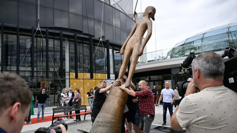 Instalace sochy Zlatý střevíček na Zlín Film Festivalu