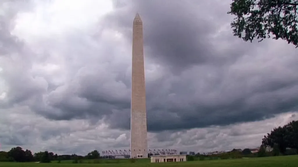 Nad Washingtonovým památníkem se stahují mračna