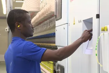 Stačí chuť pracovat, zní z textilky, která zaměstnává stovku cizinců