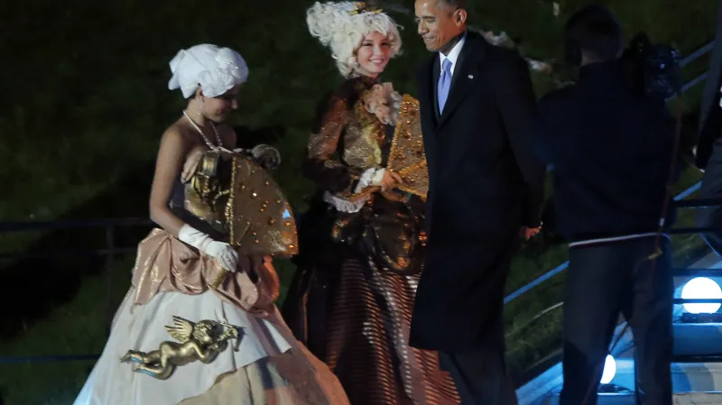 Obama přichází na večerní banket