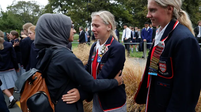 Studenti po útoku objímali muslimy čekající na zprávy o obětech