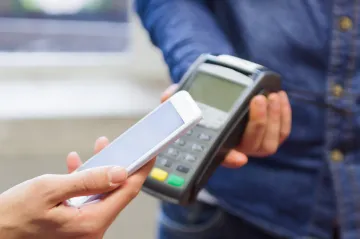 Počet lidí, kteří se v obchodech obejdou bez hotovosti, roste