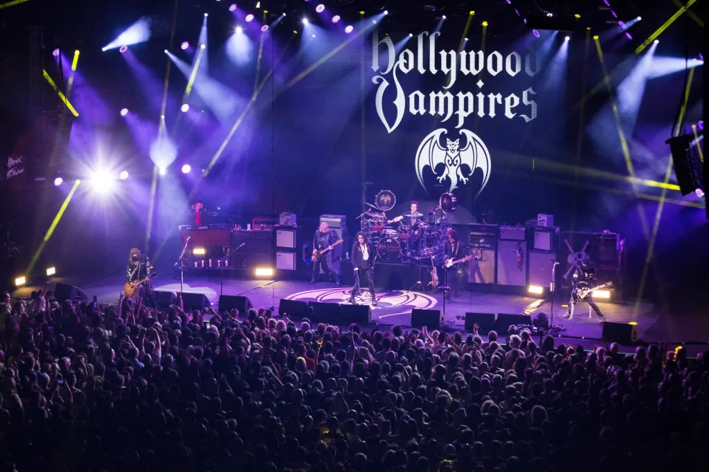 O den později se čeká vystoupení Hollywood Vampiers, k nimž patří herec Johnny Depp, kytarista Aerosmith Joe Perry a zpěvák Alice Cooper