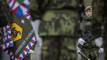 Slavnostní nástup 31. pluku radiační, chemické a biologické ochrany generálmajora Oskara Starkoče ke Dni válečných veteránů v Liberci