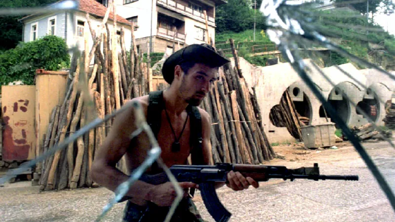 Bosenskosrbský voják ve Srebrenici (14. července 1995)