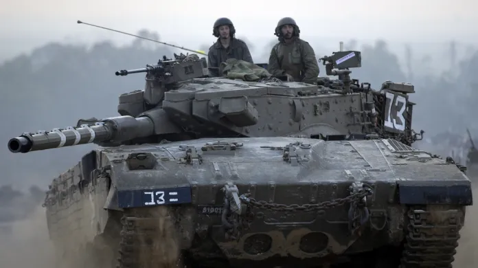 Izraelské tanky se přesunují na nové pozice