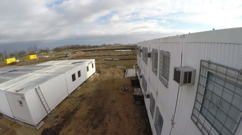 Kontejnerů se do zóny postupně naveze přes 240