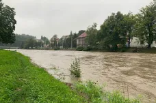 Po vydatném dešti stouply hladiny řek v Beskydech. Na druhém stupni je Olše nebo Čeladenka