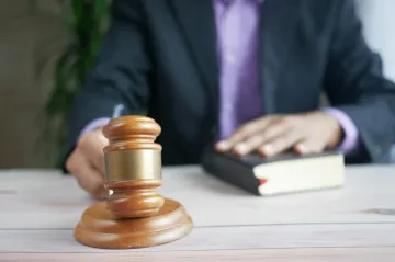 NKÚ má pochyby o výplatě zvýšených výdělků v justici, zvažuje kontroly