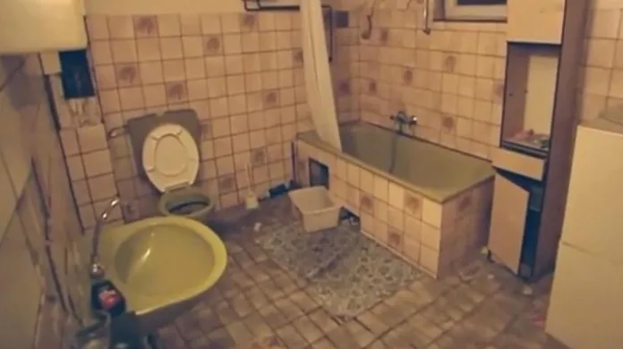 Zdevastovaný dům, ve kterém žily stovky Rumunů