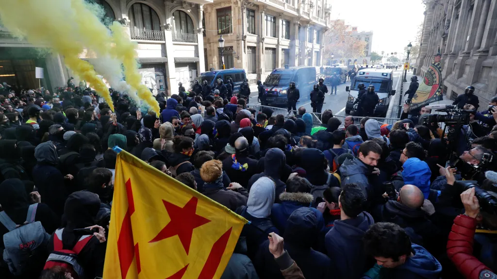 Demonstranti se v Barceloně střetli s policií