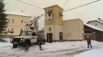 Energetici opravují poškozené vedení