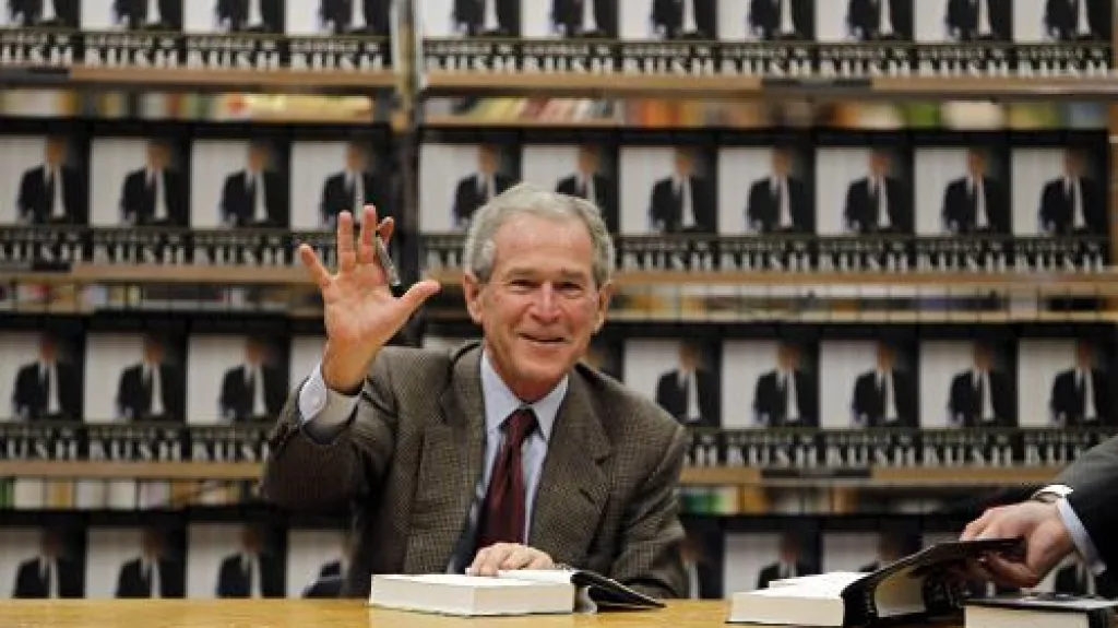 George Bush při autogramiádě svých pamětí