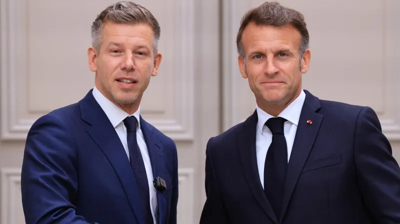 Péter Magyar a Emmanuel Macron před Elysejským palácem