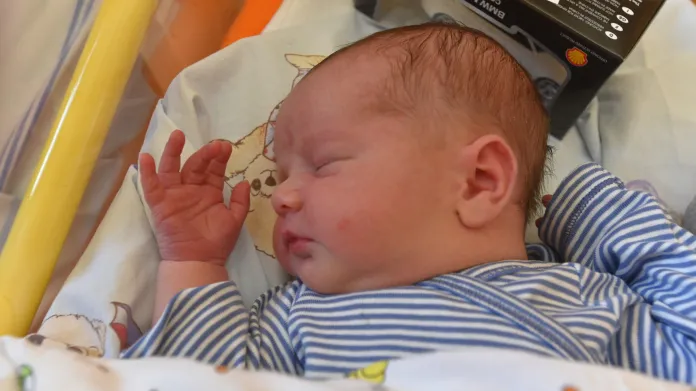 Jakub Hrabal se narodil v první minutě roku 2018 v porodnici v Kadani