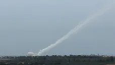 Stopy kouře po odpálení raket v Pásmu Gazy