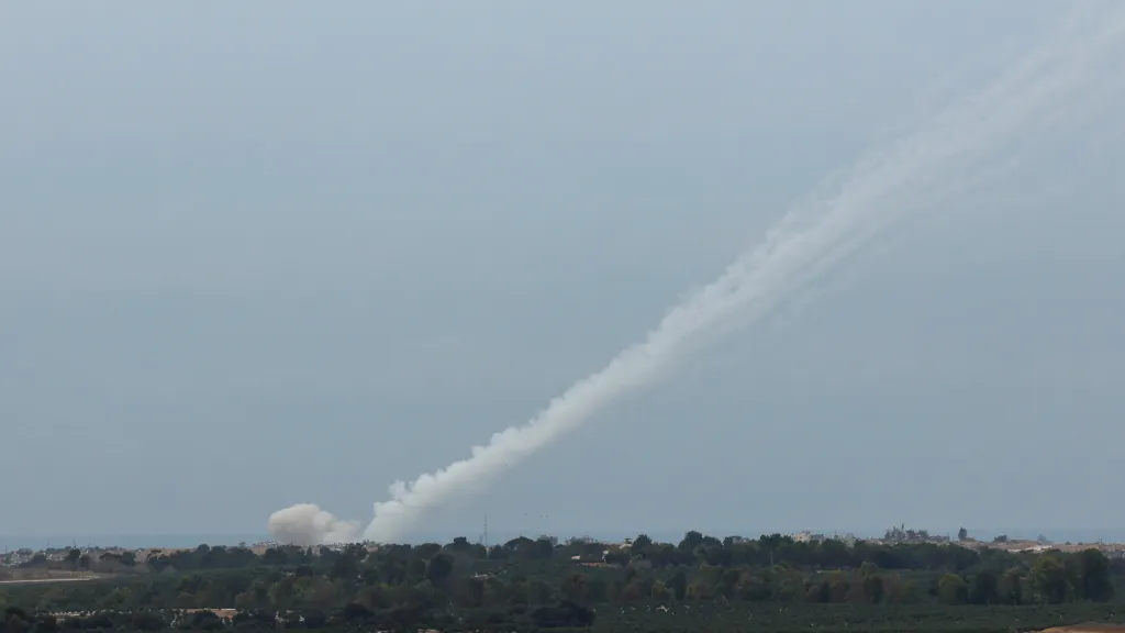 Stopy kouře po odpálení raket v Pásmu Gazy