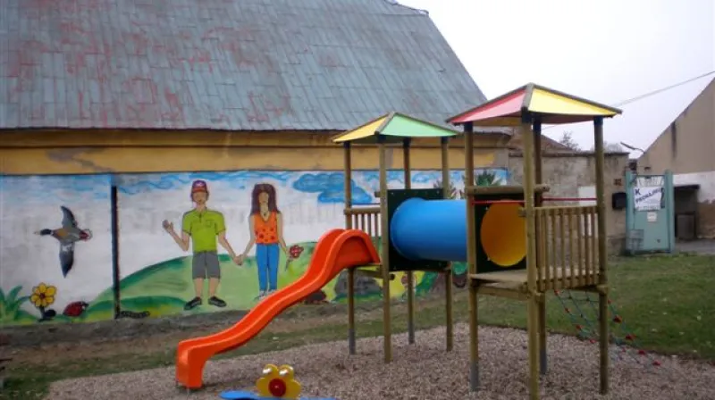 Opravená zeď u nového hřiště v Košticích