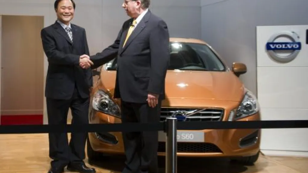 Představitelé obou automobilek při podpisu smlouvy