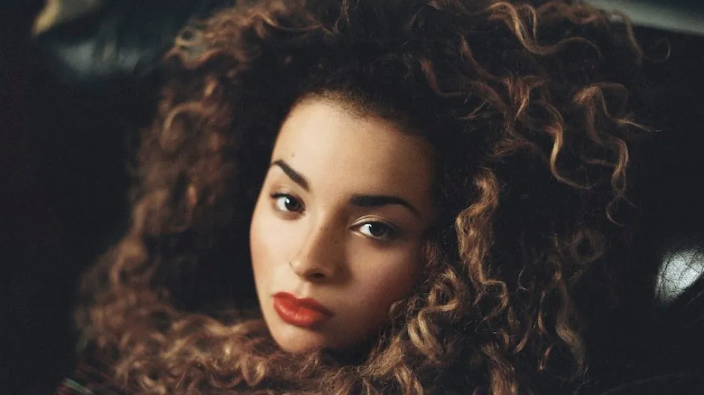 Ella Eyre