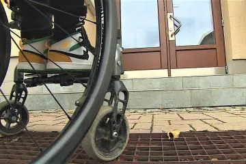 Dívku dělí od vzdělání přijímací zkoušky a schody. Střední školy často nejsou bez bariér