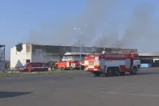 V Litvínově už druhý den zasahují hasiči. Z vyhořelé haly firmy Celio vyváží odpad