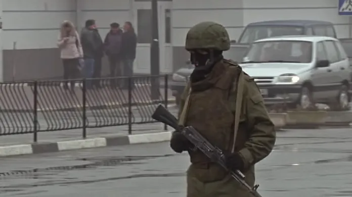 Zakuklení ozbrojenci na krymských ulicích