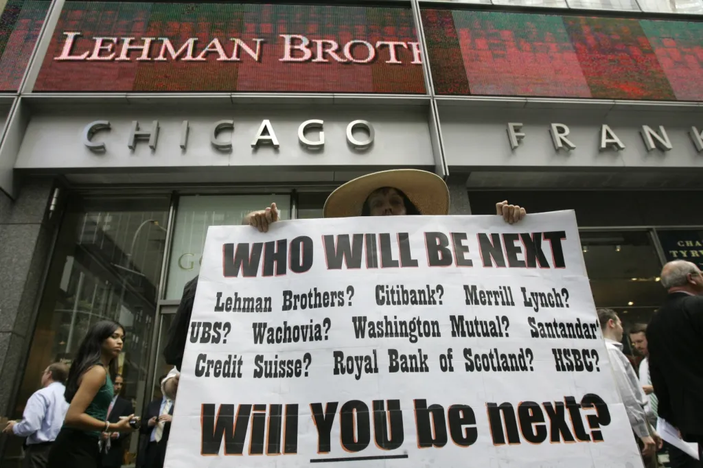 Demonstrace před sídlem zkrachovalé banky Lehman Brothers. V pondělí 15. září 2008 požádala investiční banka se 158 let starou tradicí o soudní ochranu před věřiteli. Tento největší bankrot v dějinách USA pak na dlouhé měsíce uvrhl svět do největší bankovní a finanční krize za několik desítek let