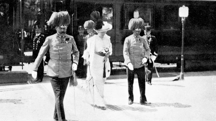 Arcivévoda František Ferdinand d'Este s manželkou Žofií krátce po příjezdu do Sarajeva