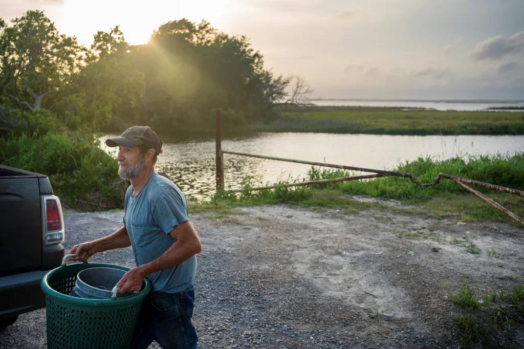Domorodí obyvatelé z amerického státu Louisiana se stěhují. Stoupající moře pohlcuje jejich domovy