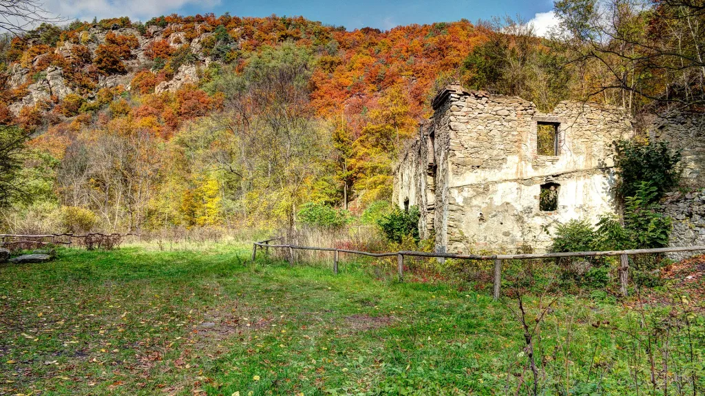Opuštěný mlýn po původních německých obyvatelích vyhnaných v roce 1945 v rámci poválečného divokého odsunu
