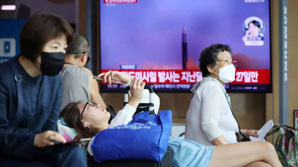 Nádraží v Soulu: zpravodajství jihokorejské televize o raketovém testu KLDR