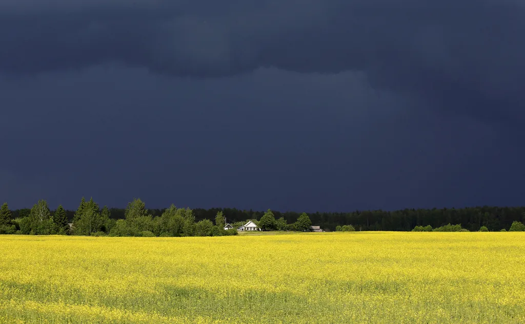 Bouřkové letní nebe nad vesnicí Vatslavova v Bělorusku