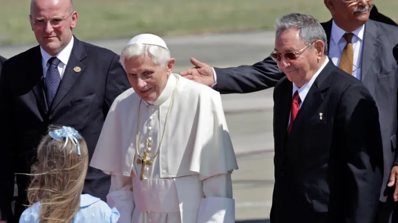 Papež Benedikt XVI. a Raúl Castro