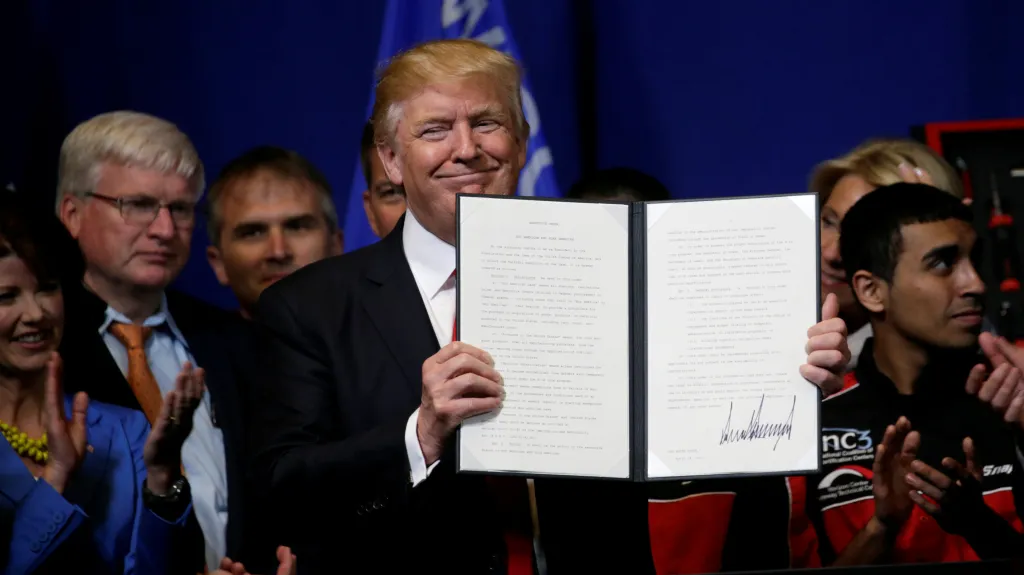 Donald Trump s dekretem o revizi vízového programu