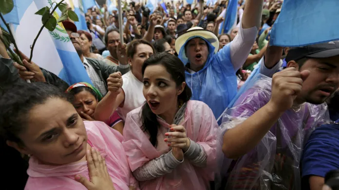 Lidé v ulicích reagují na zbavení imunity guatemalského prezidenta
