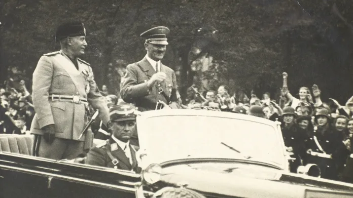 Benito Mussolini (vlevo) na fotografii s Adolfem Hitlerem