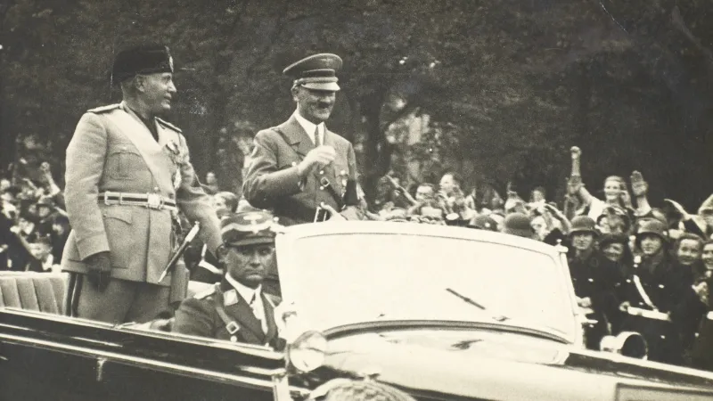 Benito Mussolini (vlevo) na fotografii s Adolfem Hitlerem