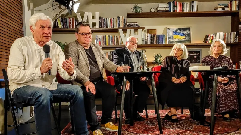 Debata v knihovně Václava Havla, zleva Jan Urban, Petr Hlaváček, Daniel Kroupa, Kamila Bendová a Eda Kriseová