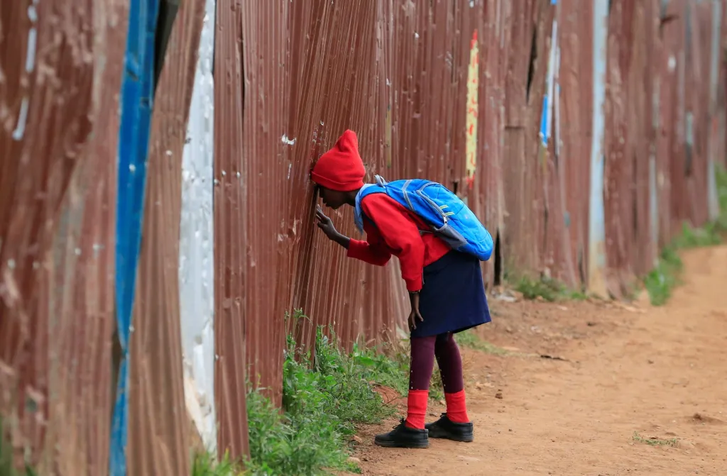 Děti se vracejí do školy v městské čtvrti Kibera v Nairobi, která je současně největším slumem v zemi, poté co promeškaly vzhledem k pandemii téměř celý školní rok