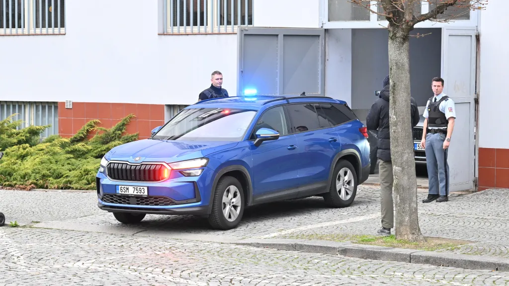 Situace před Okresním soudem v Pardubicích, který poslal do vazby i pátého člověka zadrženého v případu zapálení haly zbrojovky (31. března 2026)