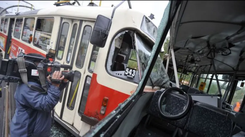 Srážka tramvaje s autobusem