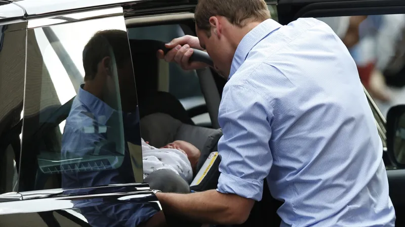 Vévoda z Cambridge si odváží syna z nemocnice St. Mary