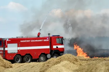 Poprvé za deset let řešili hasiči v létě víc jak pět tisíc požárů