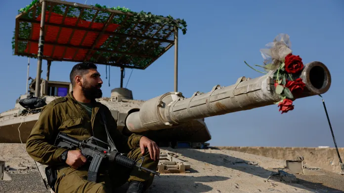Izraelský voják sedí na tanku poblíž Pásma Gazy