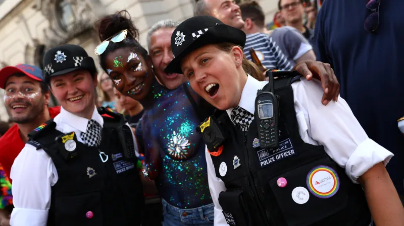 Policisté a záchranáři byli oslavovanými hrdiny letošního průvodu