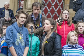 OBRAZEM: Brady společně se studenty uctil památku dětí z Terezína