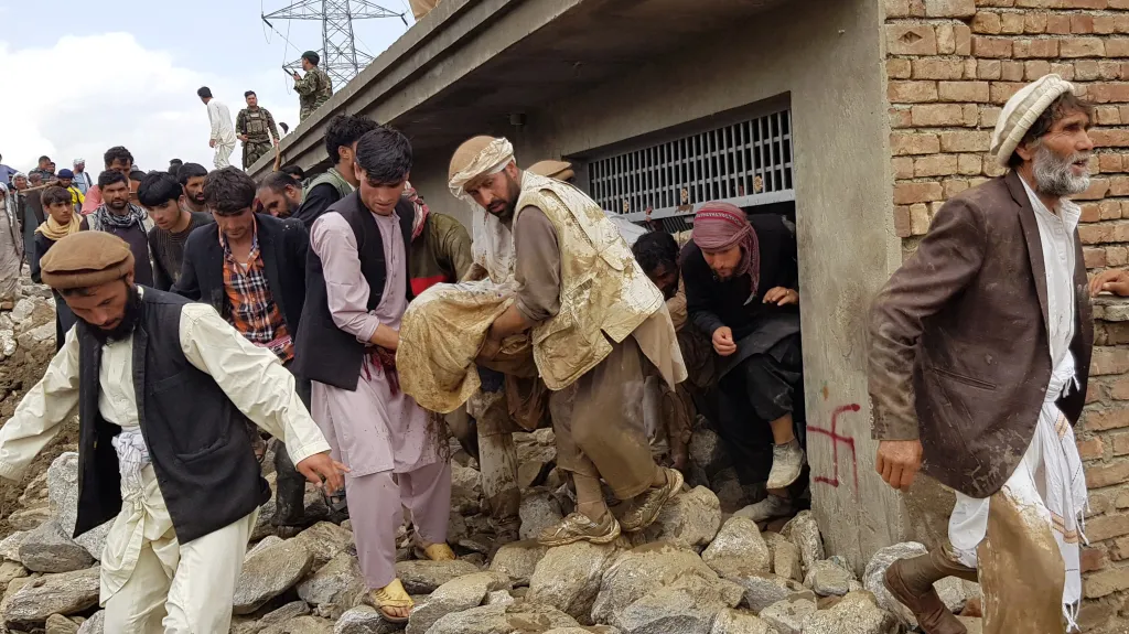 Afghánci vynášejí zraněné z domu poškozeného během bleskové povodně