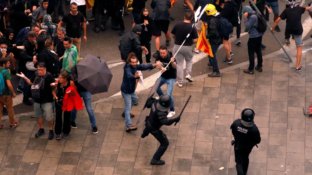 Srážky demonstrantů s policisty na barcelonském letišti